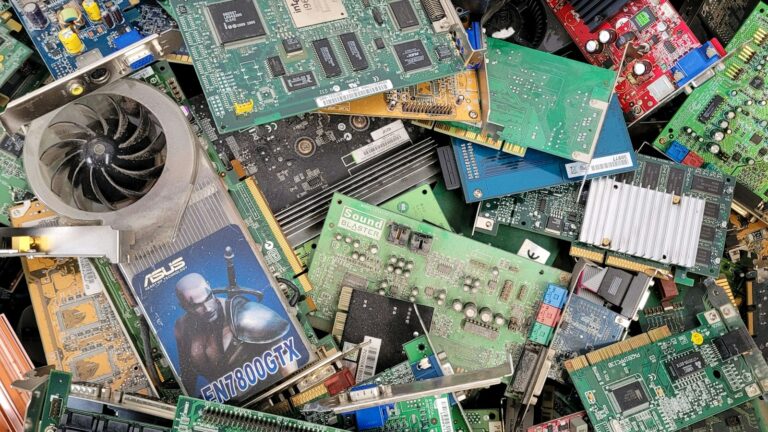 Sterta zużytej elektroniki i płytek drukowanych przygotowana do recyklingu